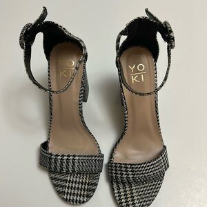 Yoki Women's Black and White Houndstooth Heels